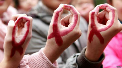 2012年，中国安徽省学生在对抗艾滋病的宣传活动中在手上涂出红丝带图。