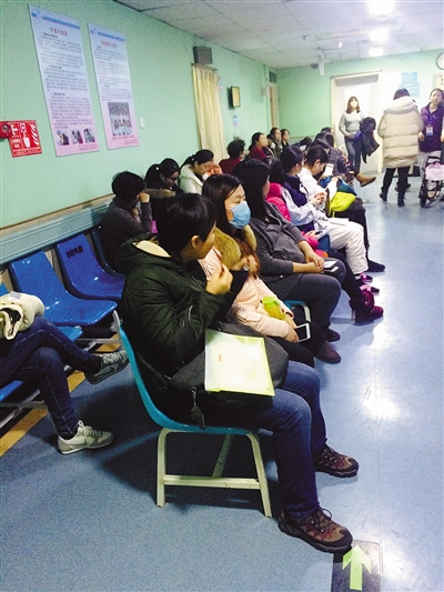 海淀区妇幼保健院,b超室门口,孕妇们在排队等候.