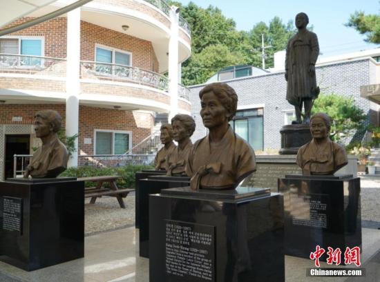 韩国“分享之家”前的铜像。 中新社发 吴旭 摄