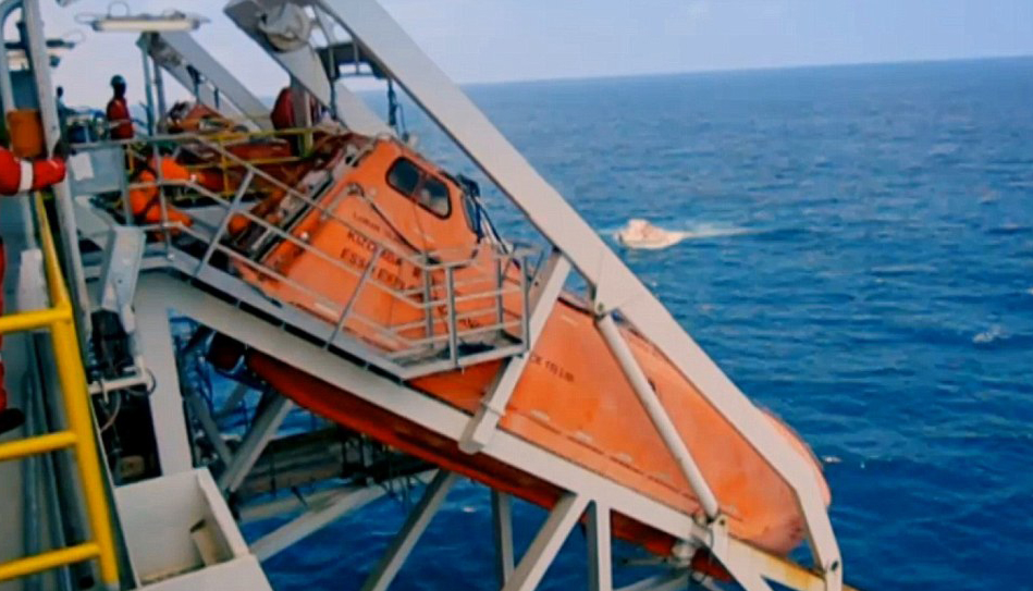 英国巧手老爸将废旧救生艇改成温馨小家(组图)_新浪新闻