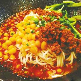 四川小伙伦敦卖小面 3天收入10多万