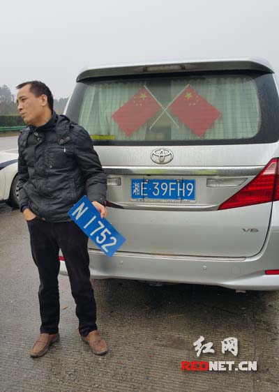 人工喷绘假号牌还没套上 驾驶员被隆回民警抓