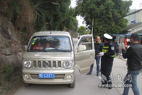 宜昌交警整治违法运输车辆 一台面包车竟挤有