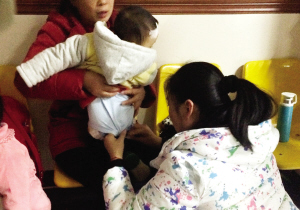 给宝宝捆松紧带 勒出1厘米深伤口