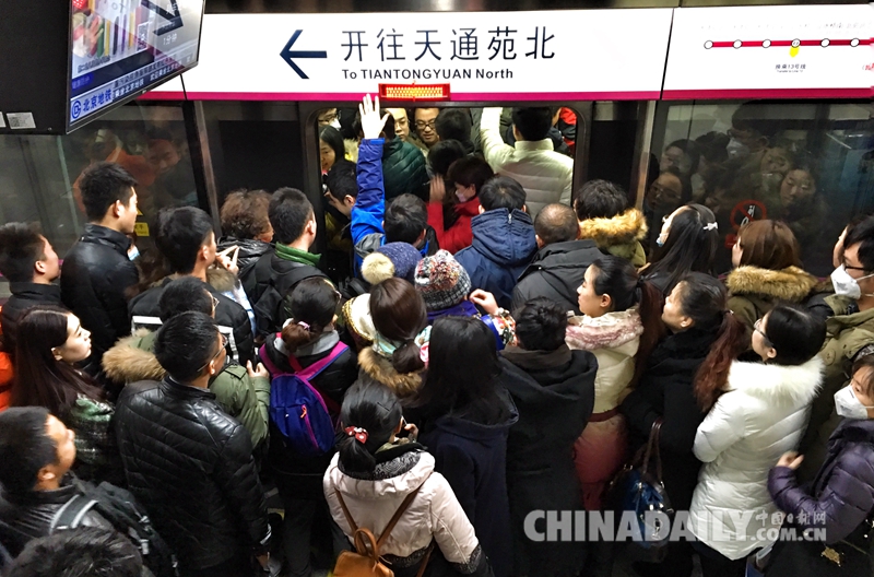 印度2o12年总人口_2012年4月18日,印度孟买,上班的人扒在一列孟买中心线上的火车(3)