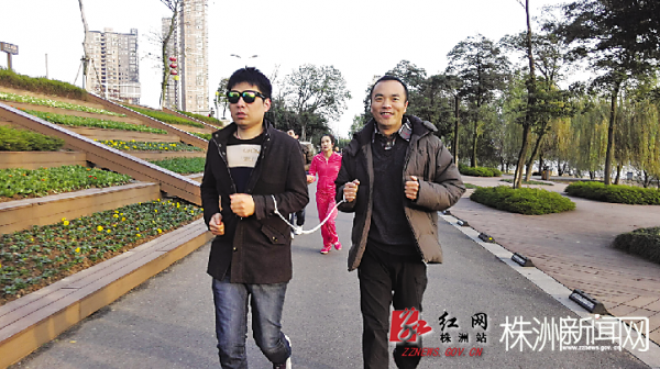 志愿者爱心导航 株洲30多位视障人士跑了2公