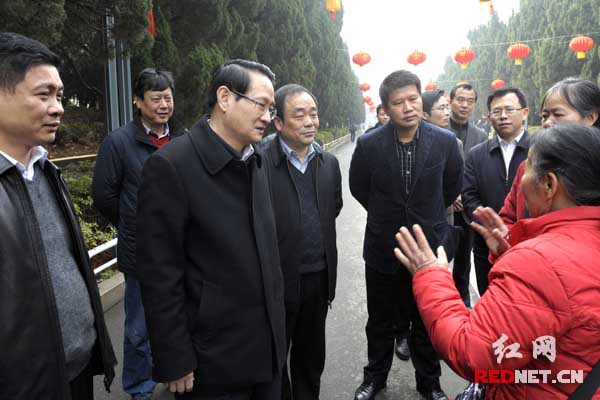 2月11日,湖南省委常委,长沙市委书记易炼红(左三)在烈士公园调研.