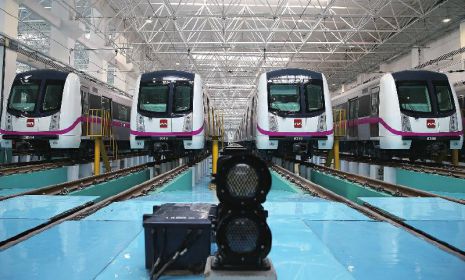 西安地铁三号线列车亮相 有着紫粉少女心