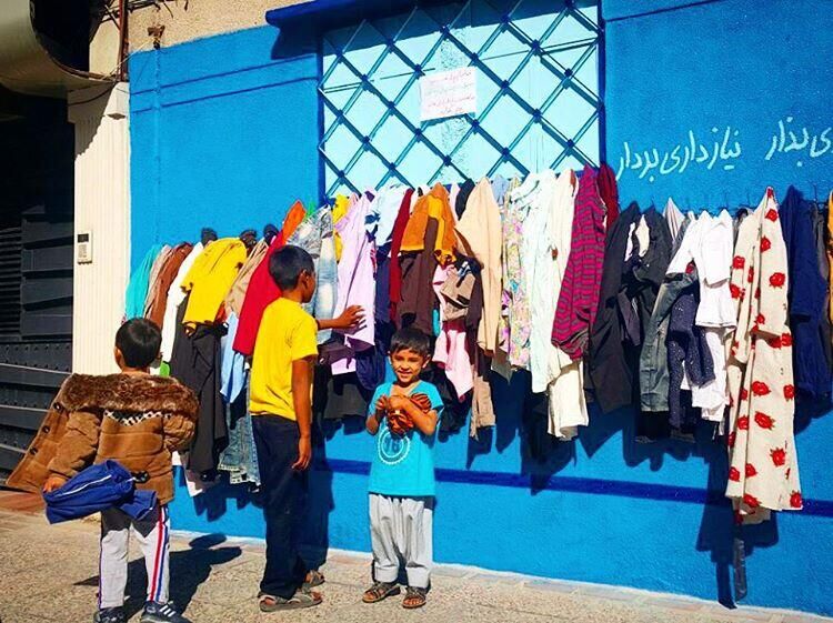 伊朗掀起“善意之墙”活动 向无家可归者捐衣服_新浪新闻