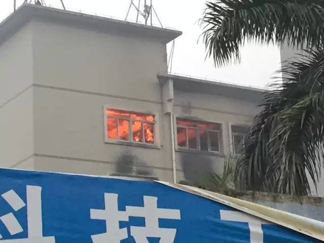 珠海南屏科技园工厂火灾:浓烟冲天有人?4楼跳