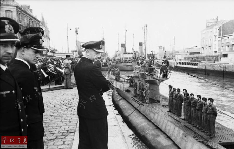 图为1941年，“海狼”司令视察他的U型潜艇（简称U艇）部队。