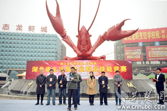 百余名大师潜江拼厨艺 美味佳肴引市民围观称