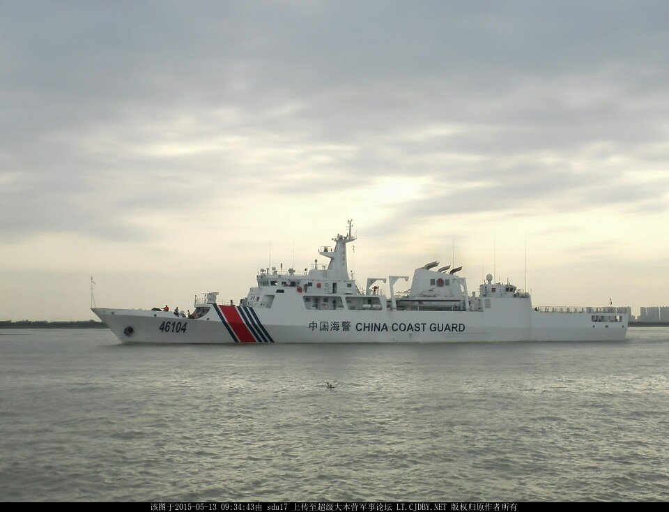 菲渔船在黄岩岛投石攻击中国海警船 中方还击