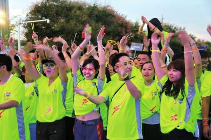 中国人口18到35岁男女比例_人口普查男女比例图(2)