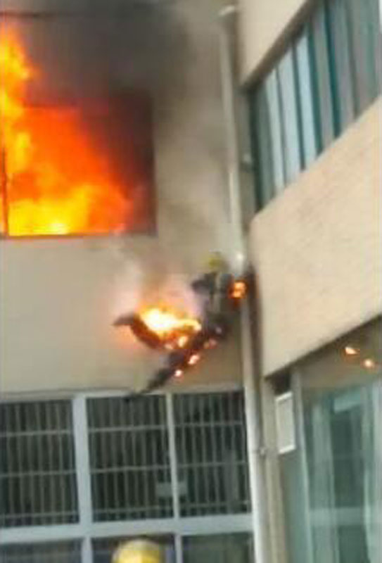 荆州一消防员大火烧身跳楼脱险(组图)