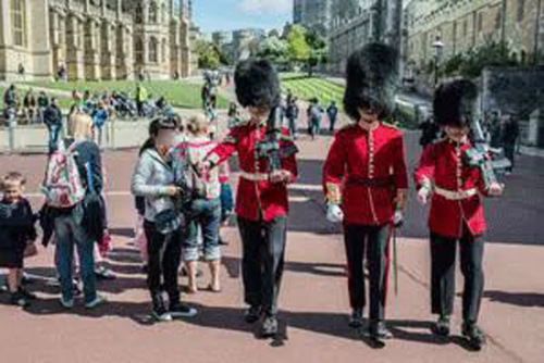 中国旅行团十日游七国 高效率让法国人惊呆