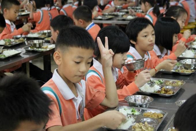 中山一学校推“无声食堂” 学生吃饭“说话”用手势