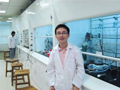 2010年8月，孟祥见在新加坡南洋理工大学的实验室内留影。
