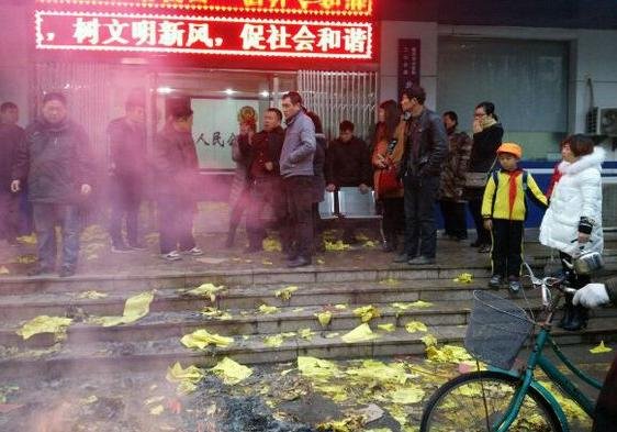 临沂一少年被抓捕时身亡 家属不满警方回应当街烧纸钱