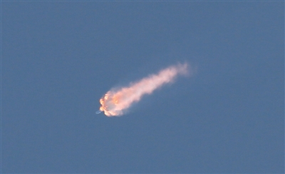 6月28日，美國卡納維拉爾角空軍基地，SpaceX的“獵鷹9號”火箭搭載飛船發射升空不久後淩空爆炸。