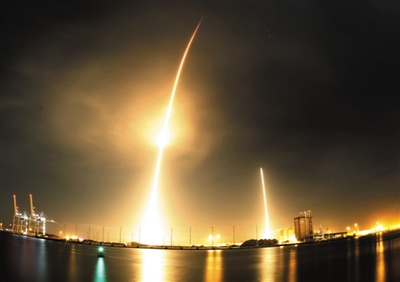 当地时间12月21日，美国佛州卡纳维拉尔角，SpaceX“猎鹰9号”火箭发射升空。8分钟后，火箭成功着陆实现回收利用。本版图片/CFP
