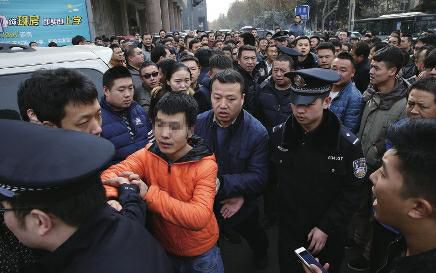 滴滴专车等红灯时被查