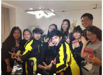 王宝强、刘昊然化身袋鼠骑士 美团外卖送出贴