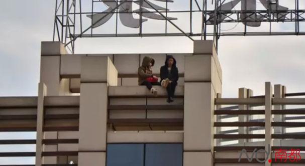 惠州青年男女索2万元工资补偿 危坐酒店楼顶