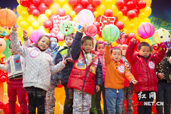 湖南省儿童医院医护与小患儿同做灯笼共庆新年_新浪新闻