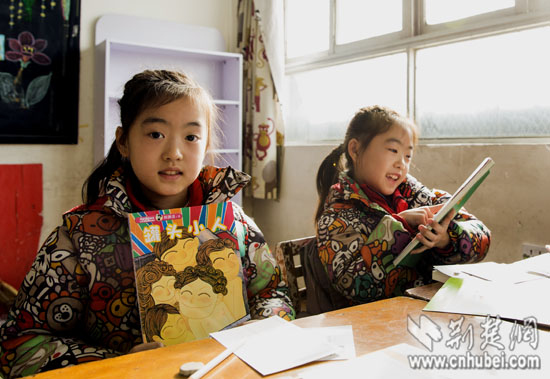 武汉春苗学校获捐班级图书角 丰富流动儿童课外阅读