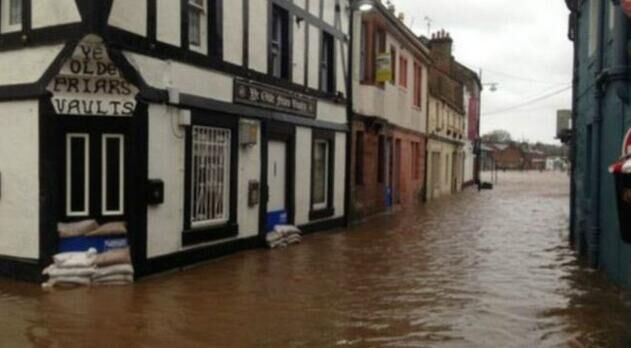 大西洋风暴法兰克袭击英国 许多地区遭遇洪灾