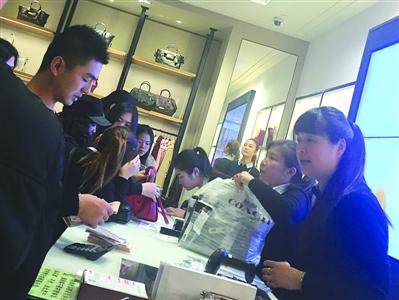 八佰伴跨年店员竟示意打折找黄牛 运动鞋和黄