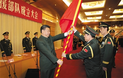 习近平将军旗郑重授予火箭军司令员魏凤和、政治委员王家胜。新华社记者 李刚 摄