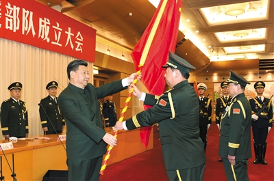 习近平将军旗郑重授予陆军司令员李作成、政治委员刘雷。新华社记者 李刚 摄