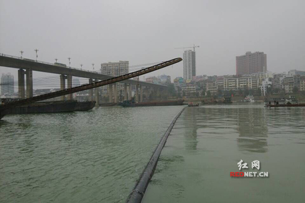 沅陵县480米过江污水管成功沉放