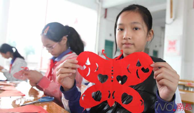 东莞一小学举办学生剪纸义卖 向山区学子献爱心