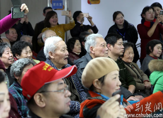 城里的老人也会玩 武汉一养老院上演春晚