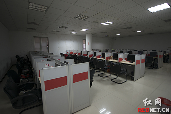 A股再次触发熔断机制 长沙证券公司交易大厅空无一人