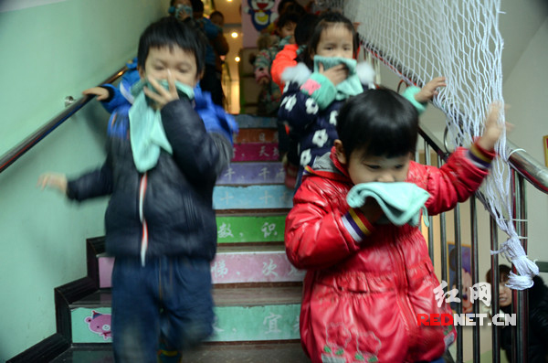 绥宁县幼儿园组织防火逃生演练 萌娃们纷纷捂