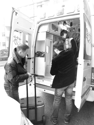 青岛这个肺千里乘飞机来宁救人