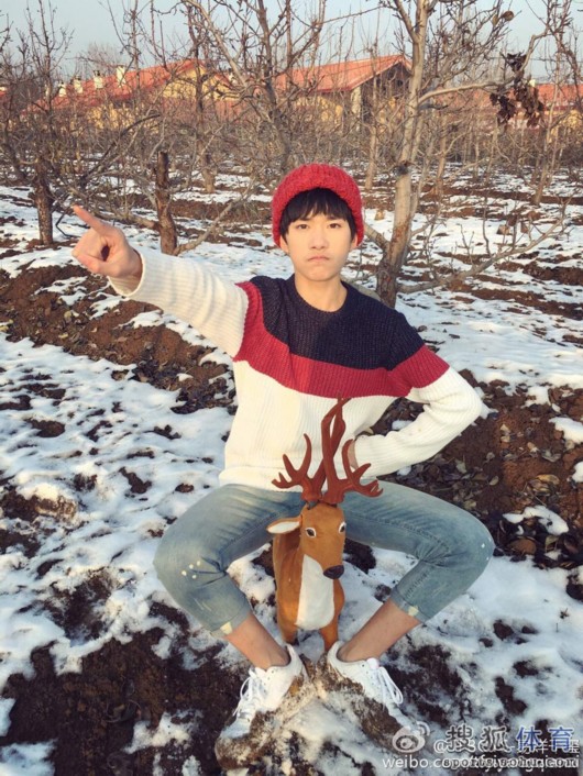 TFBOYS易烊千玺晒滑雪照 粉丝呼吁别挡住脸