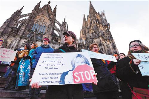 科隆性侵案:千人游行要求驱逐难民 默克尔将收