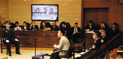 1月7日,快播案件庭审现场的辩护人席。该案被告人律师团队一共10位律师,与公诉人展开辩论。新京报记者 李飞 摄