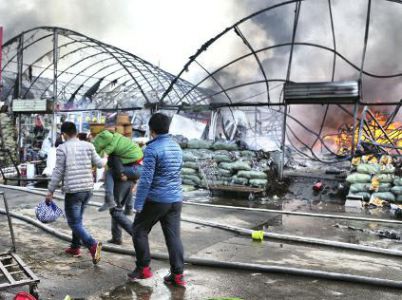 雁锦花卉市场起火 烧了2个多小时