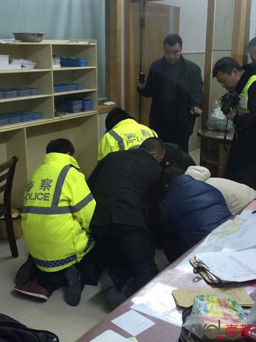 江苏阜宁城管临时工开公车撞人逃逸被开除 且