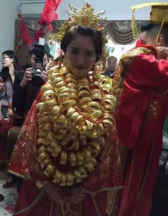 广东新娘结婚挂70只金手镯 网民:心疼脖子(图)