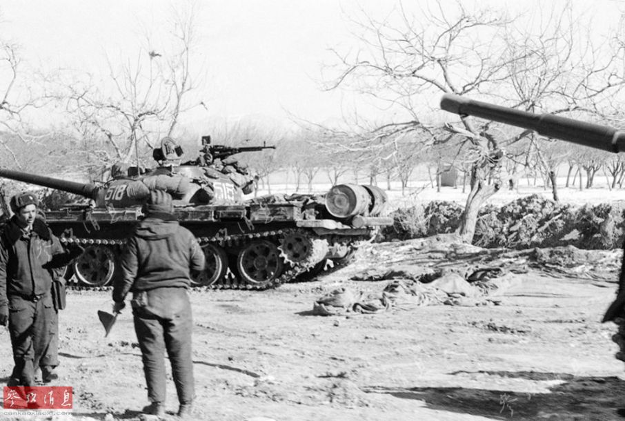 1980年1月7日,一个苏联士兵在阿富汗首都喀布尔指挥交通,此时坦克部队