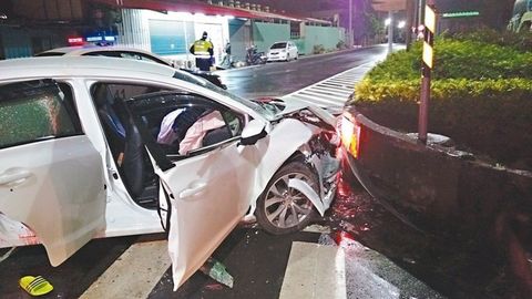 张姓男子酒驾，自撞花圃，导致1死1重伤3轻伤。来源：台湾《联合报》