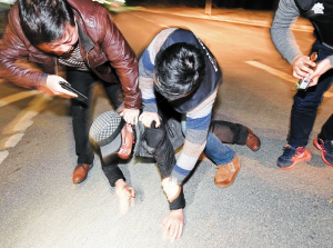 南京警方重拳出击抓毒贩
