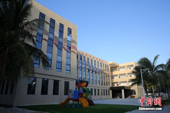资料图:三沙市永兴学校于日前投入使用,目前教学工作正有序进行。三沙市永兴学校综合教学楼。中新社发 吴亚铁 摄
